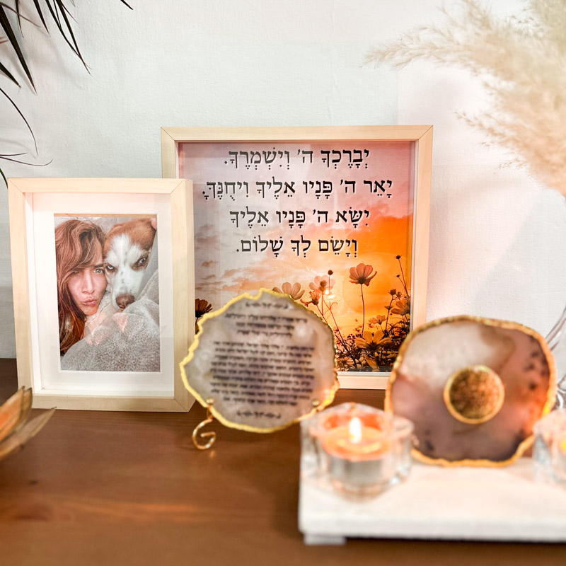 תמונה מעוצבת במסגרת עץ