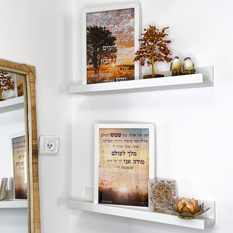 תמונה מעוצבת במסגרת לבנה גדולה