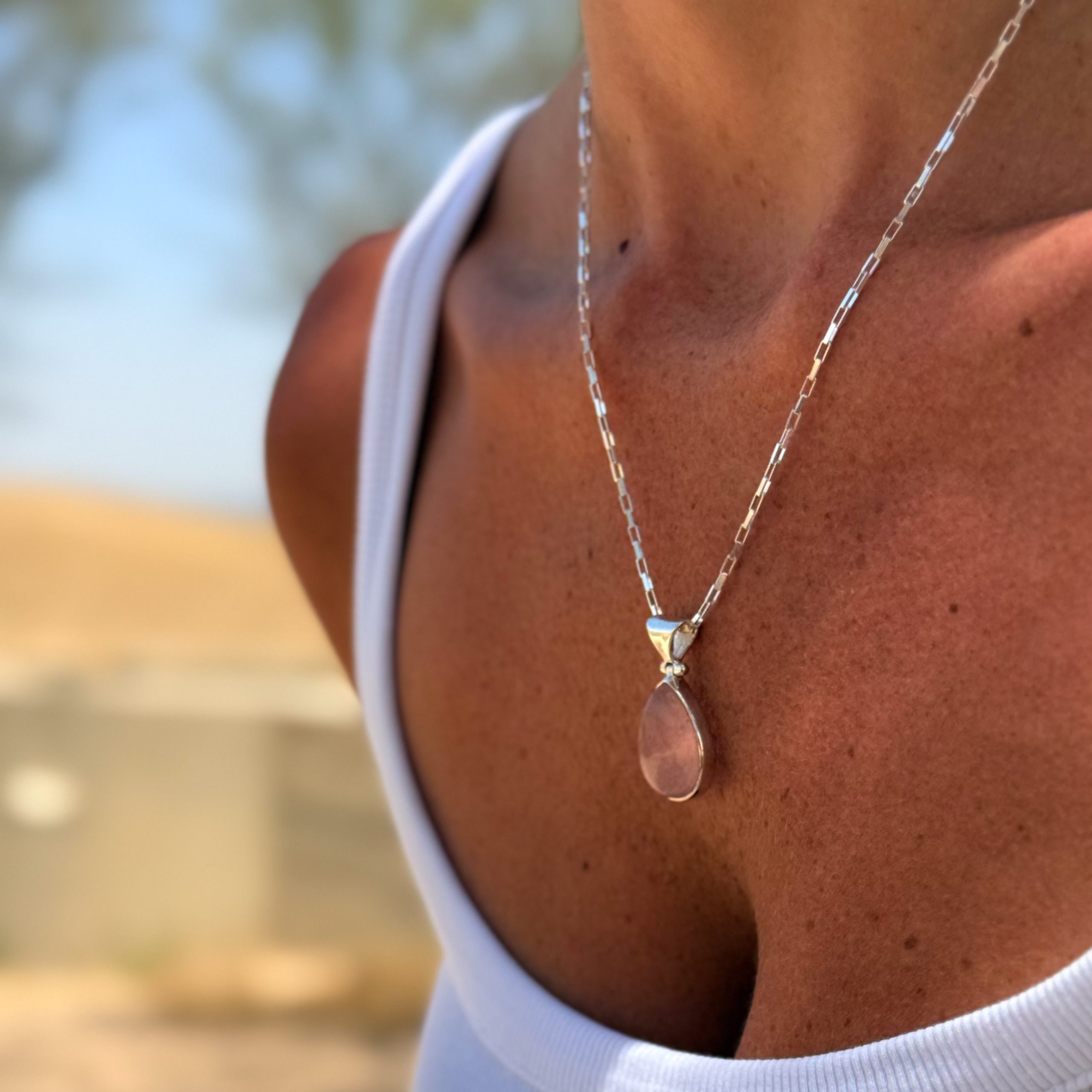 תליון רוז קוורץ טיפה - נביעה תליון רוז קוורץ טיפה - נביעה