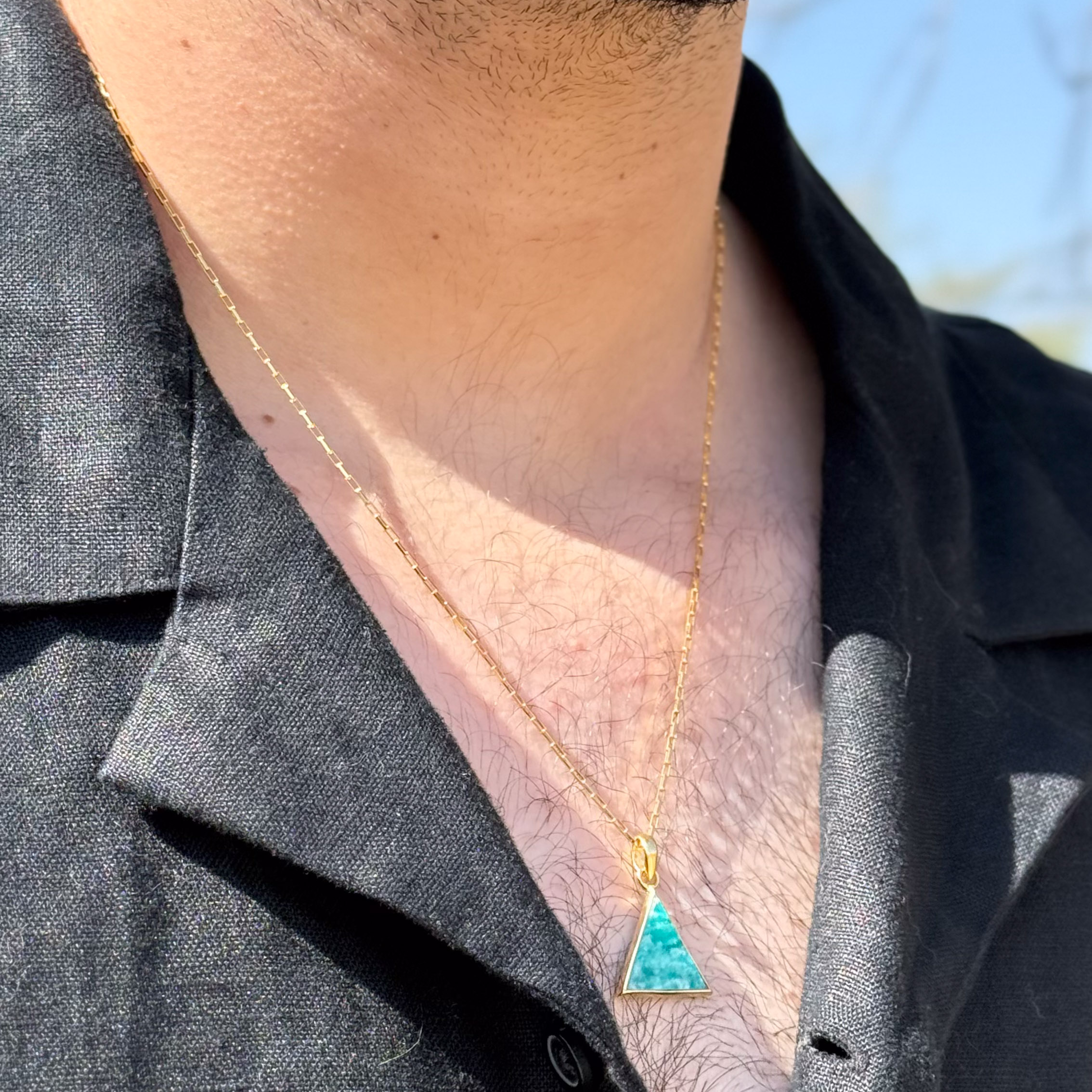 תליון אמזונייט משולש ציפוי זהב - פסגות תליון אמזונייט משולש ציפוי זהב - פסגות