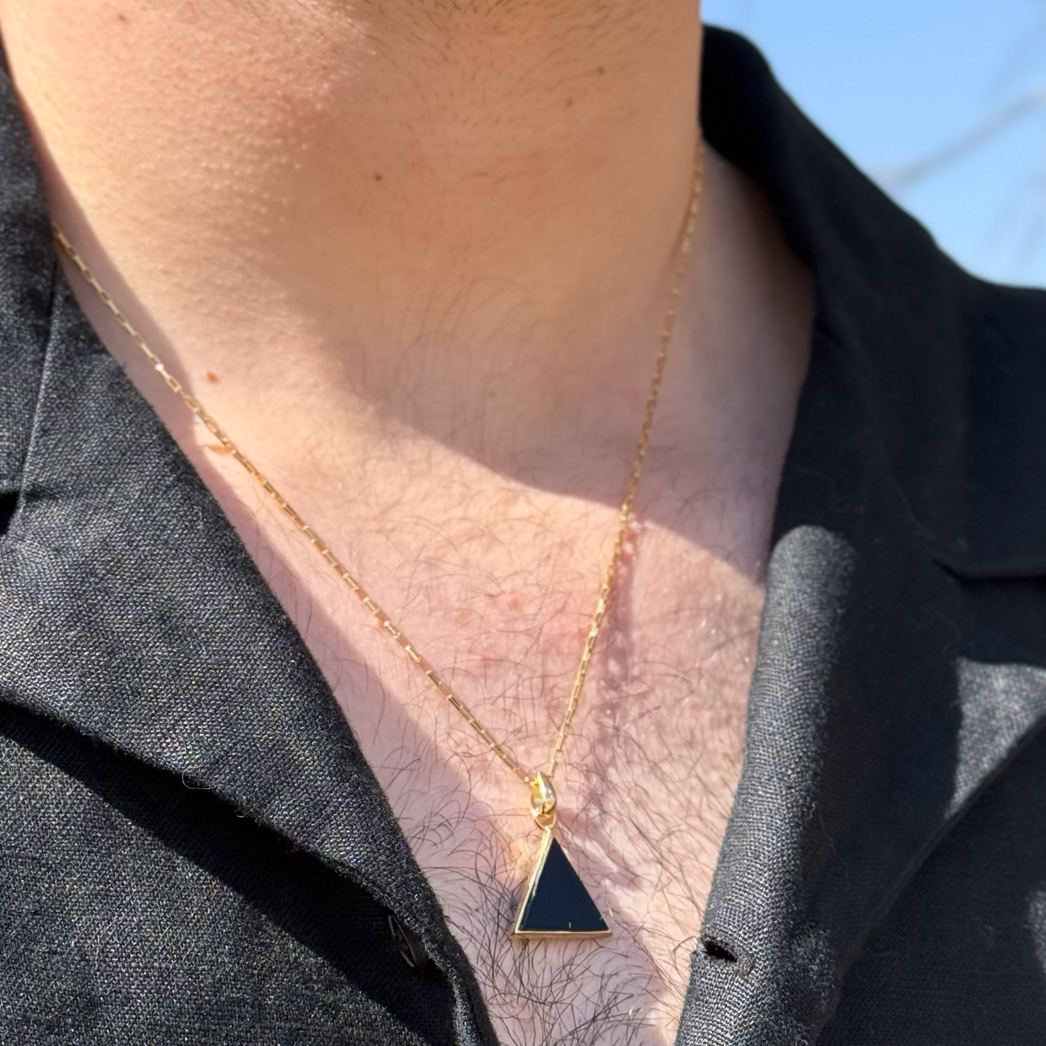 תליון אוניקס משולש ציפוי זהב - פסגות