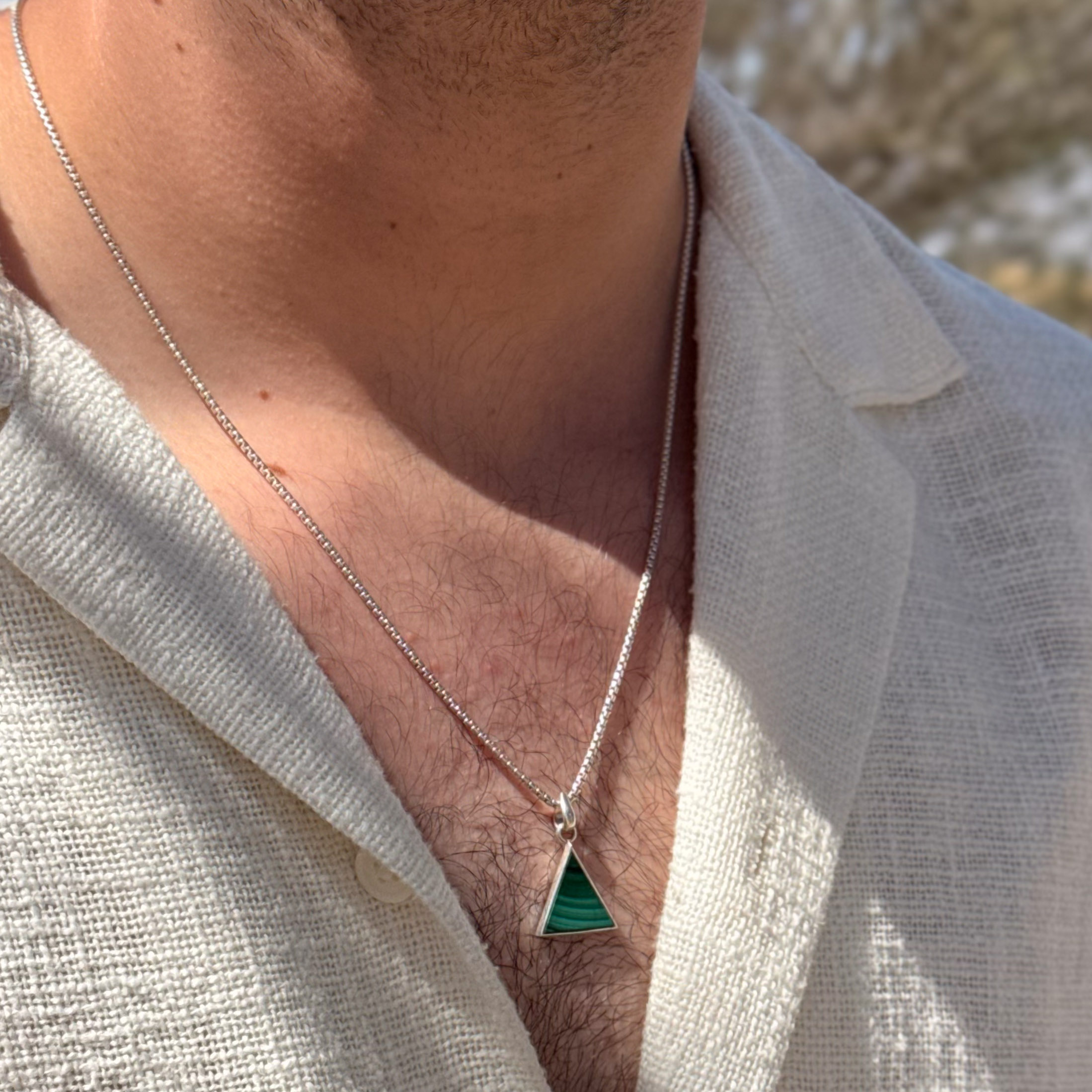 תליון מלכיט משולש - פסגות תליון מלכיט משולש - פסגות